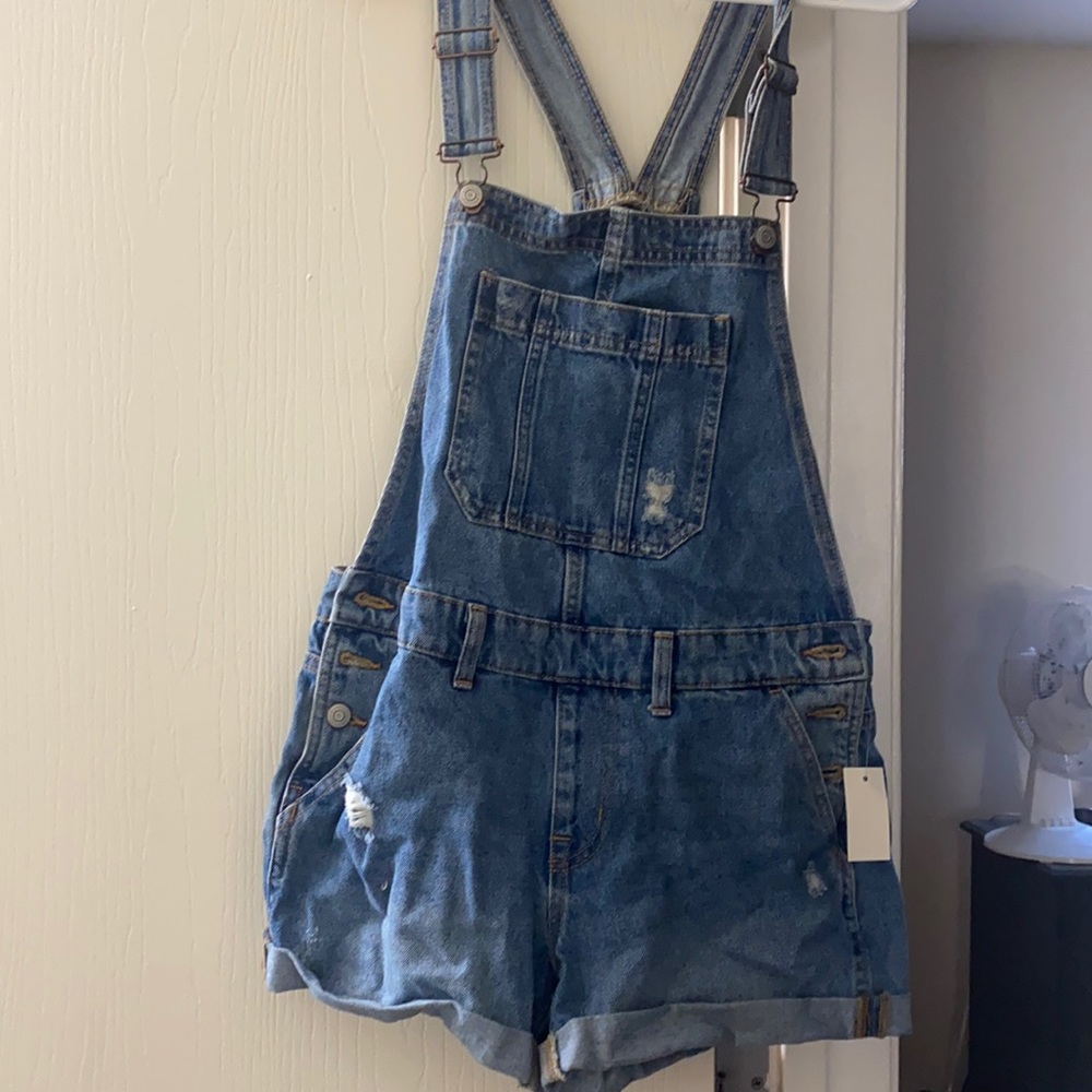 Juniors size M distressed overall shorts from AERO